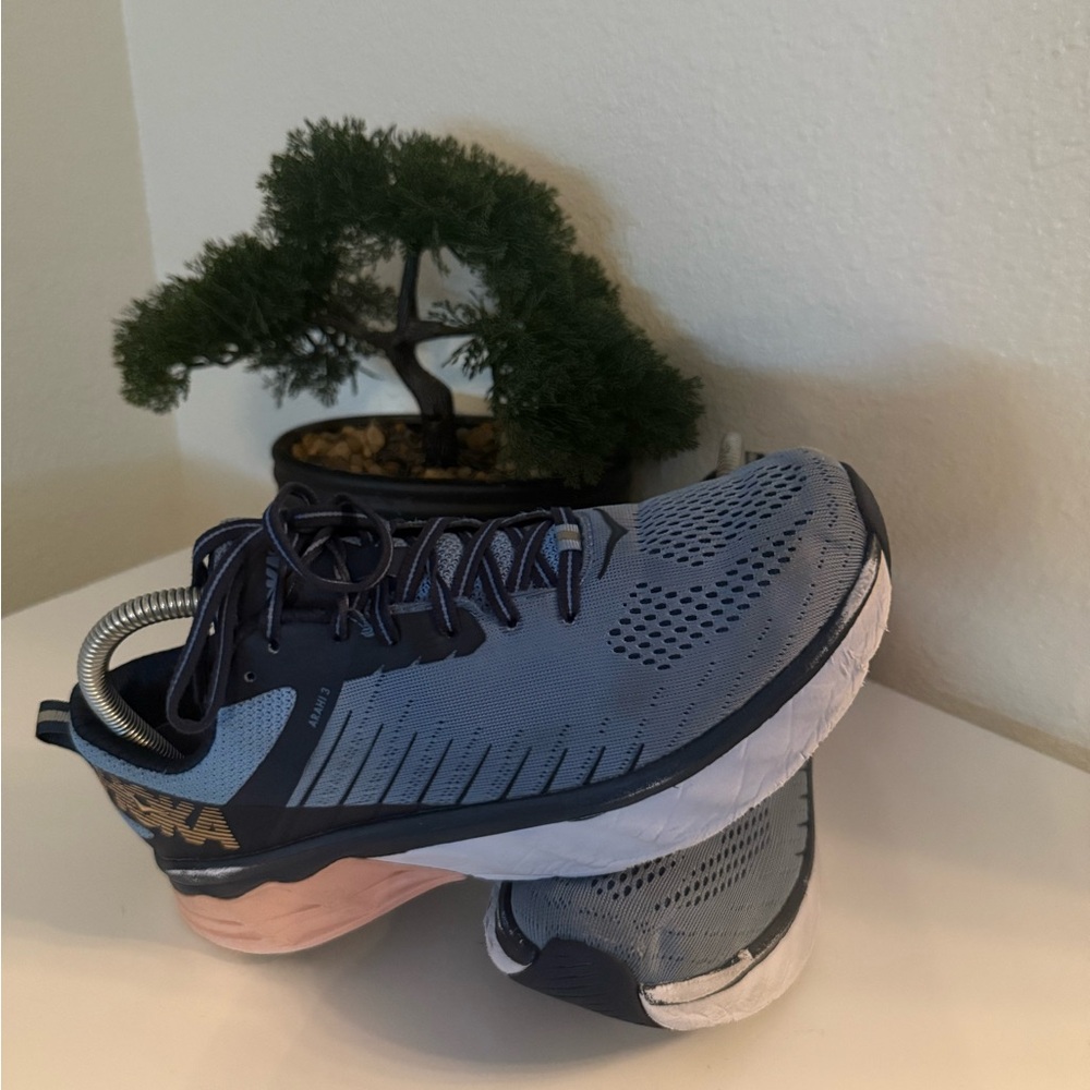 Hoka Blue and Peach Athletic Shoes arahi 3 - Picture 2 of 5